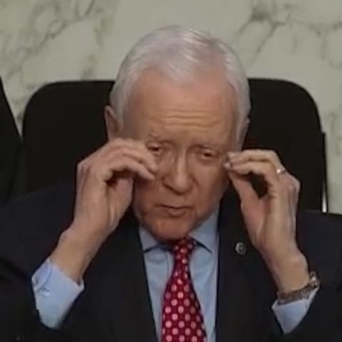 Orrin Hatch: US-Senator setzt Brille ab, die er gar nicht trägt - das Netz reagiert fantastisch