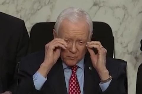 Orrin Hatch: US-Senator setzt Brille ab, die er gar nicht trägt - das Netz reagiert fantastisch
