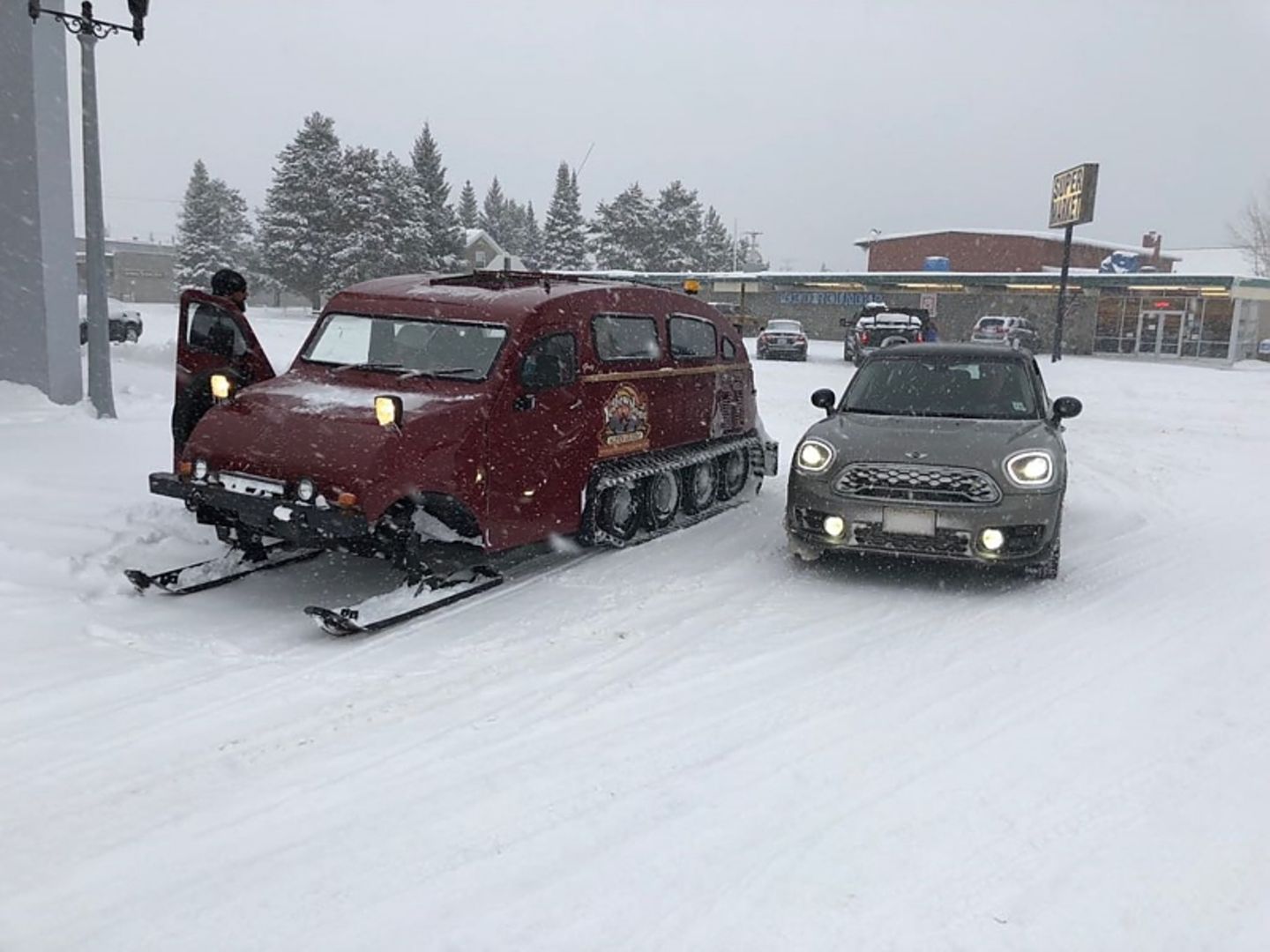 Mini Cooper S E Countryman All4 Yosemite Nationalpark - einer von den beiden kommt hier besser durch