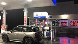 Mini Cooper S E Countryman All4 bei einem seiner zahlreichen Tankstopps