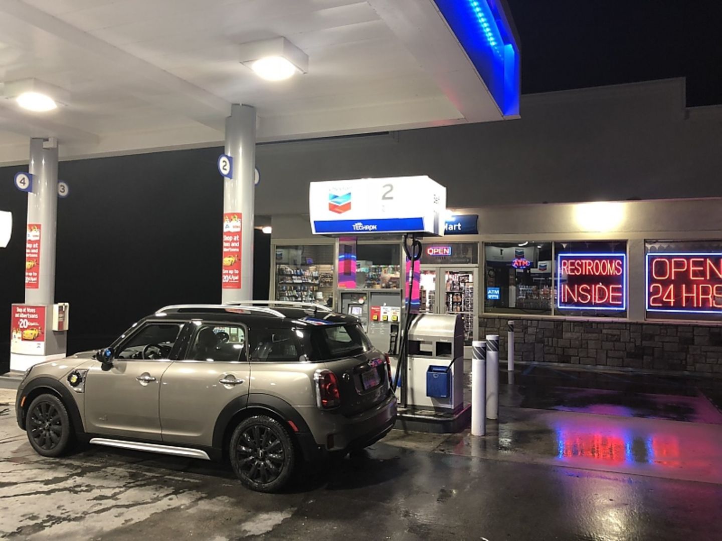 Mini Cooper S E Countryman All4 bei einem seiner zahlreichen Tankstopps