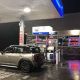 Mini Cooper S E Countryman All4 bei einem seiner zahlreichen Tankstopps