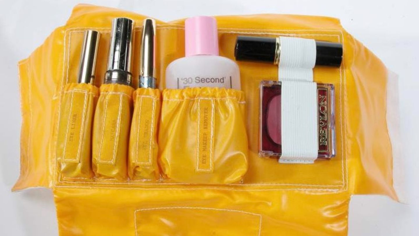 Kulturtasche mit Lidschatten, Lippenstift und anderer Schminke