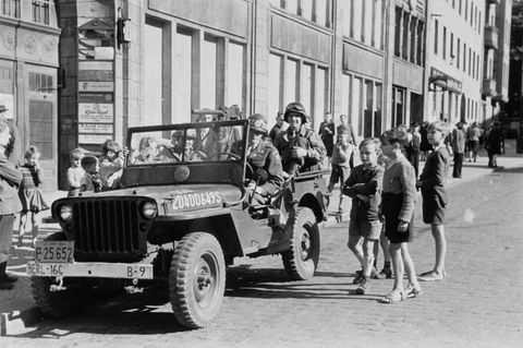 Berlin 1948, drei Jungs hoffen auf ein paar Geschenke von den US-Soldaten. Die amerikanische "Coolness" hat praktisch im Handstreich die Jugend für sich eingenommen. Lässiges Auftreten, Hände in den Hosentaschen und immer einen Streifen "chewing gum" dabei. Am Ende schlägt das Kaugummi den germanischen Überlegenheitswahn.