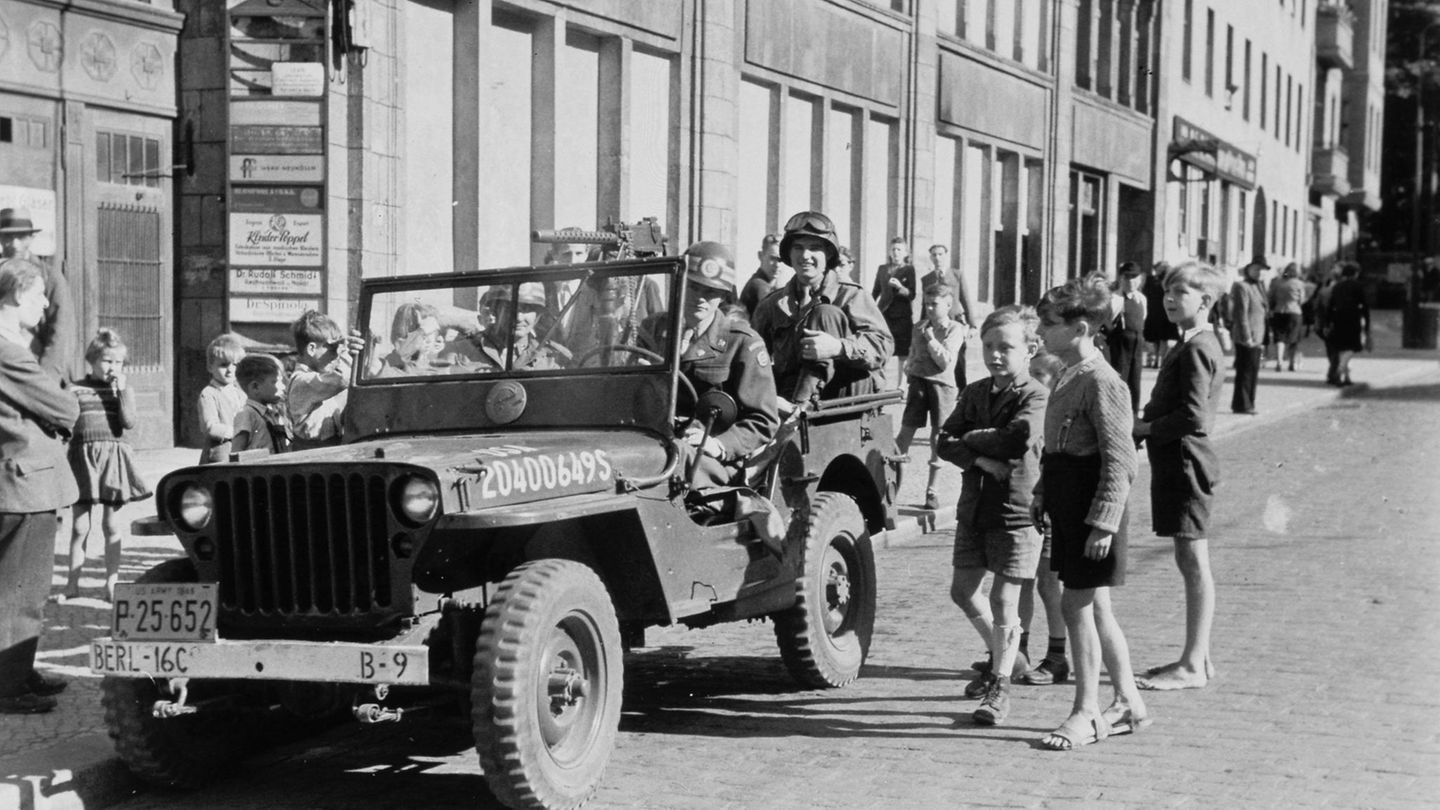 Berlin 1948, drei Jungs hoffen auf ein paar Geschenke von den US-Soldaten. Die amerikanische "Coolness" hat praktisch im Handstreich die Jugend für sich eingenommen. Lässiges Auftreten, Hände in den Hosentaschen und immer einen Streifen "chewing gum" dabei. Am Ende schlägt das Kaugummi den germanischen Überlegenheitswahn.
