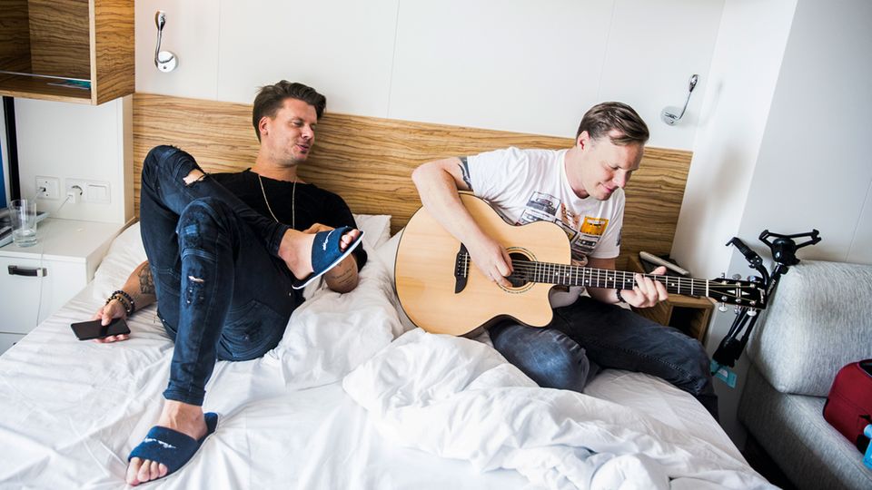 Zwischen den Konzerten: In der Kabine übt Darius Zander mit Gitarrist Tobias Born
