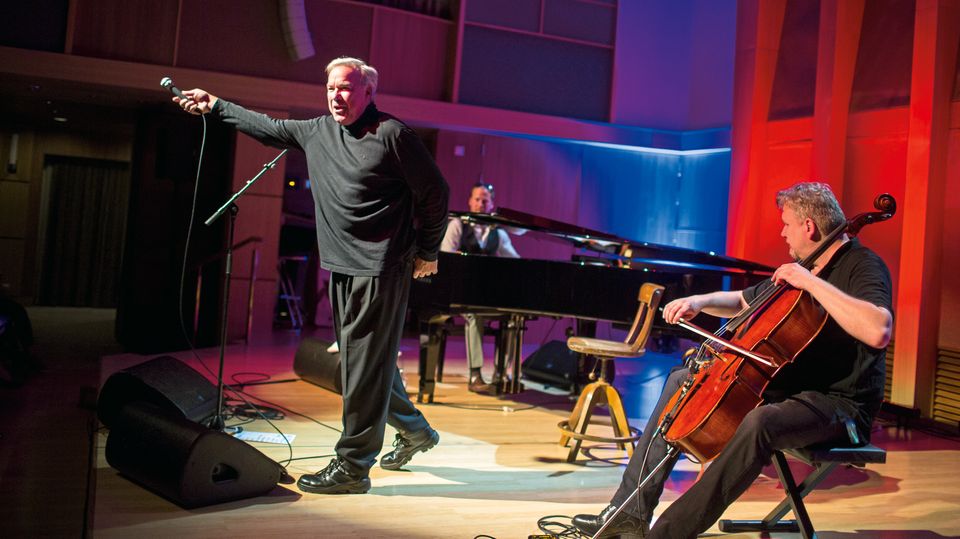 Themenreise der "Mein Schiff 3": Showtime: Stefan Gwildis und Band begeistern das Publikum im Klanghaus Showtime: Stefan Gwildis und Band begeistern das Publikum im Klanghaus