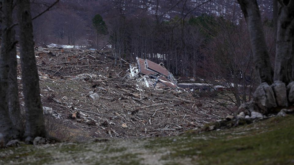 Blick auf die Trümmer des Rigopiano Hotels