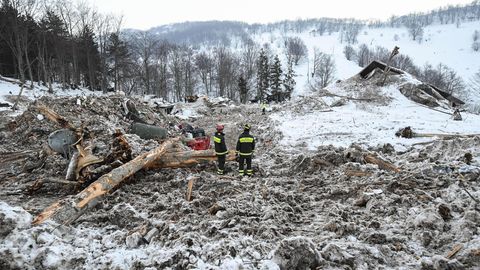 Was bleibt: Rettungskräfte stehen Ende Januar 2017 zwischen den Trümmern des Hotels "Rigopiano" in den Abruzzen