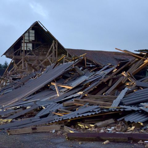 Sturmtief "Friederike": Blick auf die Trümmer eines eingestürzten landwirtschaftlichen Anwesens in Meimbressen