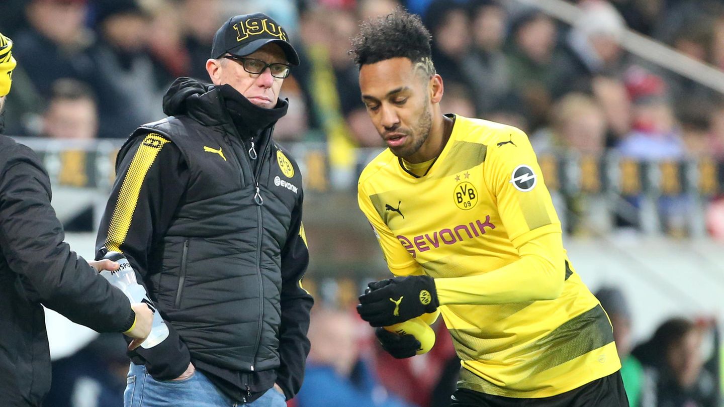 Scheint beim BVB auf dem Absprung zu sein: Stürmerstar Pierre-Emerick Aubameyang (r.) vor Coach Peter Stöger