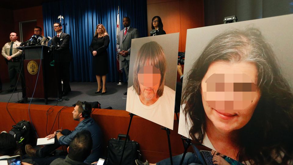 Staatsanwalt Mike Hestrin (3.v.l) spricht über die grausigen Vorwürfe gegen das kalifornische Ehepaar (rechts Fotos der beiden)