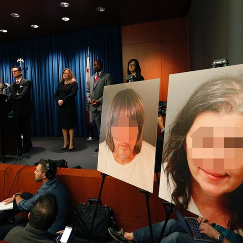 Staatsanwalt Mike Hestrin (3.v.l) spricht über die grausigen Vorwürfe gegen das kalifornische Ehepaar (rechts Fotos der beiden)