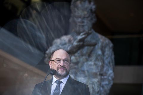 Mit skeptischem Blick steht Martin Schulz vor einem Mikrofon in der SPD-Parteizentrale in Berlin