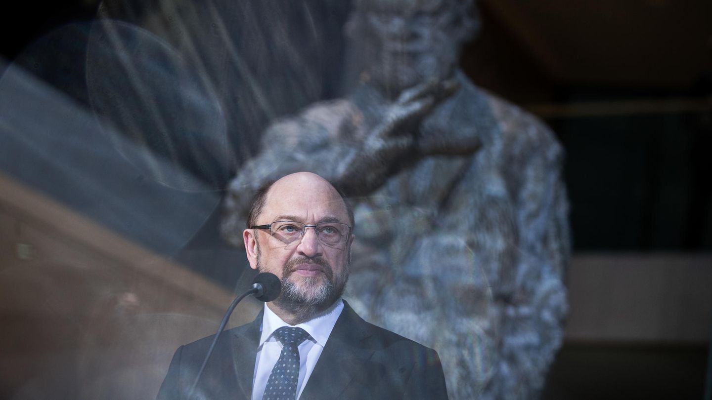 Mit skeptischem Blick steht Martin Schulz vor einem Mikrofon in der SPD-Parteizentrale in Berlin