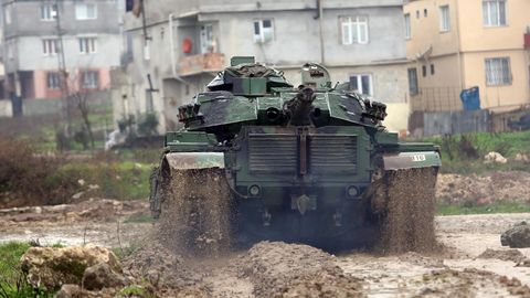 Ein Panzer an der Grenze zwischen der Türkei und Syrien
