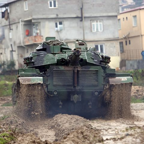 Ein Panzer an der Grenze zwischen der Türkei und Syrien