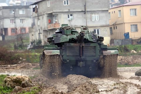 Ein Panzer an der Grenze zwischen der Türkei und Syrien
