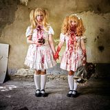 "Die Zwillinge" – Horrorkinder. "Zombie Apocalypse" heißt das Spiel, in dem die untoten Mädchen Louise und Marie ihr Unwesen treiben. Die beiden Frauen, die in die Rollen geschlüpft sind, arbeiten in ihrem ersten Leben als Sekretärin und als Kunstpädagogin