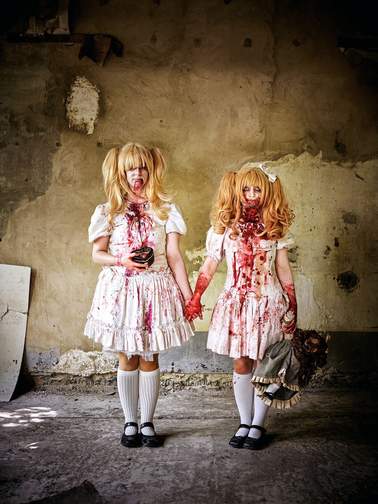 "Die Zwillinge" – Horrorkinder. "Zombie Apocalypse" heißt das Spiel, in dem die untoten Mädchen Louise und Marie ihr Unwesen treiben. Die beiden Frauen, die in die Rollen geschlüpft sind, arbeiten in ihrem ersten Leben als Sekretärin und als Kunstpädagogin