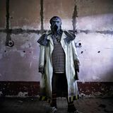 "Takelage" – Mutant. Er ist dem Wahnsinn nicht nur nah, sondern längst verfallen. In der Schlacht um die letzten Ressourcen und ein bisschen Leben vor dem Tod geht er in wetterfestem Outfit dem Ende entgegen