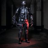 "Grey Commander" – Außerirdischer. Viel Schaum vor dem Mund und noch mehr Kunststoff – so wurde aus dem ansonsten zutraulichen Matthias ein furchterregender Eindringling. Er hat sich die Erde untertan gemacht, anders, als die Menschen es wollten