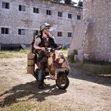 Viel Rauch im Nichts: Bei "F.A.T.E." spielen auf einem ausgemusterten Militärgelände in Sachsen-Anhalt bis zu tausend Männer und Frauen Weltuntergang. Dieses Zweirad hat überlebt und fährt Streife