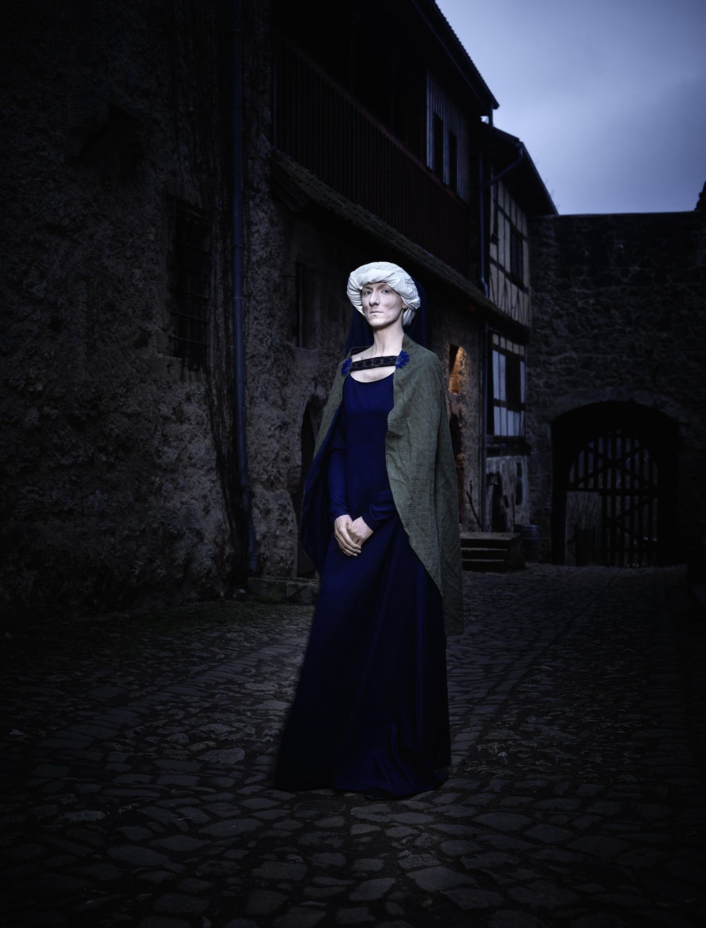 "Irmgard" – Nachtgestalt. Die bleiche Dame gehört zum Spiel "Novum Castrum", einem Kampf der Vampire, der das 13. Jahrhundert auferstehen lässt. Hier ist sie in Pose gesetzt auf der Tannenburg oberhalb des hessischen Nentershausen