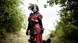 "Kimana" – Katzenwesen. 300 Stunden Arbeit stecken in dieser Aufmachung mit echten Falkenfedern. Und hinter der Maske steckt Mia aus München, die jahrelang an jedem Detail gearbeitet hat. Mia kratzt gern an der Oberfläche. Das echte Leben ist ihr ein bisschen langweilig