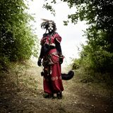 "Kimana" – Katzenwesen. 300 Stunden Arbeit stecken in dieser Aufmachung mit echten Falkenfedern. Und hinter der Maske steckt Mia aus München, die jahrelang an jedem Detail gearbeitet hat. Mia kratzt gern an der Oberfläche. Das echte Leben ist ihr ein bisschen langweilig