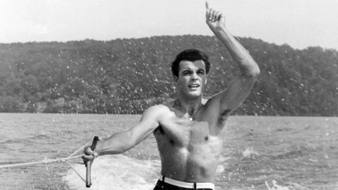 Skilegende Toni Sailer in dem Film "Ein Stück vom Himmel" (1957) auf Wasserskiern (undatiertes Archivfoto)