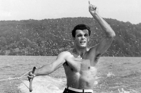 Skilegende Toni Sailer in dem Film "Ein Stück vom Himmel" (1957) auf Wasserskiern (undatiertes Archivfoto)