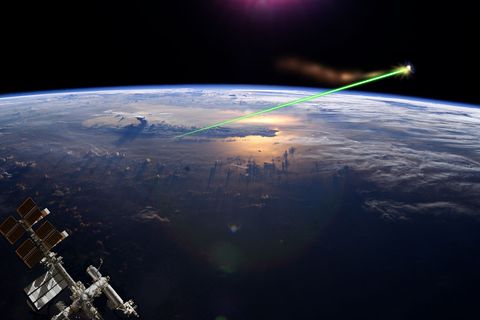 Simulation eines bodengestützten Weltraumlasers.