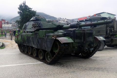 Ein Panzer in der grenzregion zwischen der Türkei und Syrien