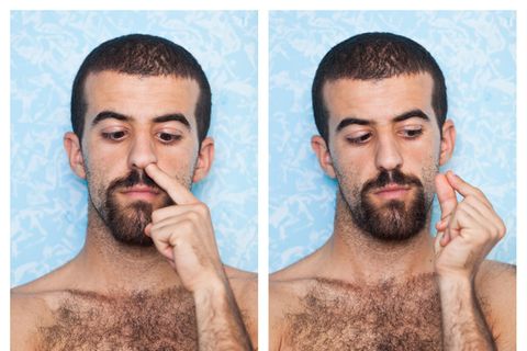 Mann popelt in der Nase