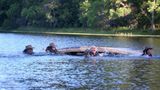 Ankunft im Leck geschlagenen Boot