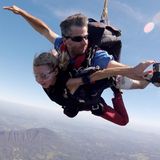 Tatjana Gsell fliegt mit dem Fallschirm ein