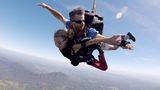 Tatjana Gsell fliegt mit dem Fallschirm ein