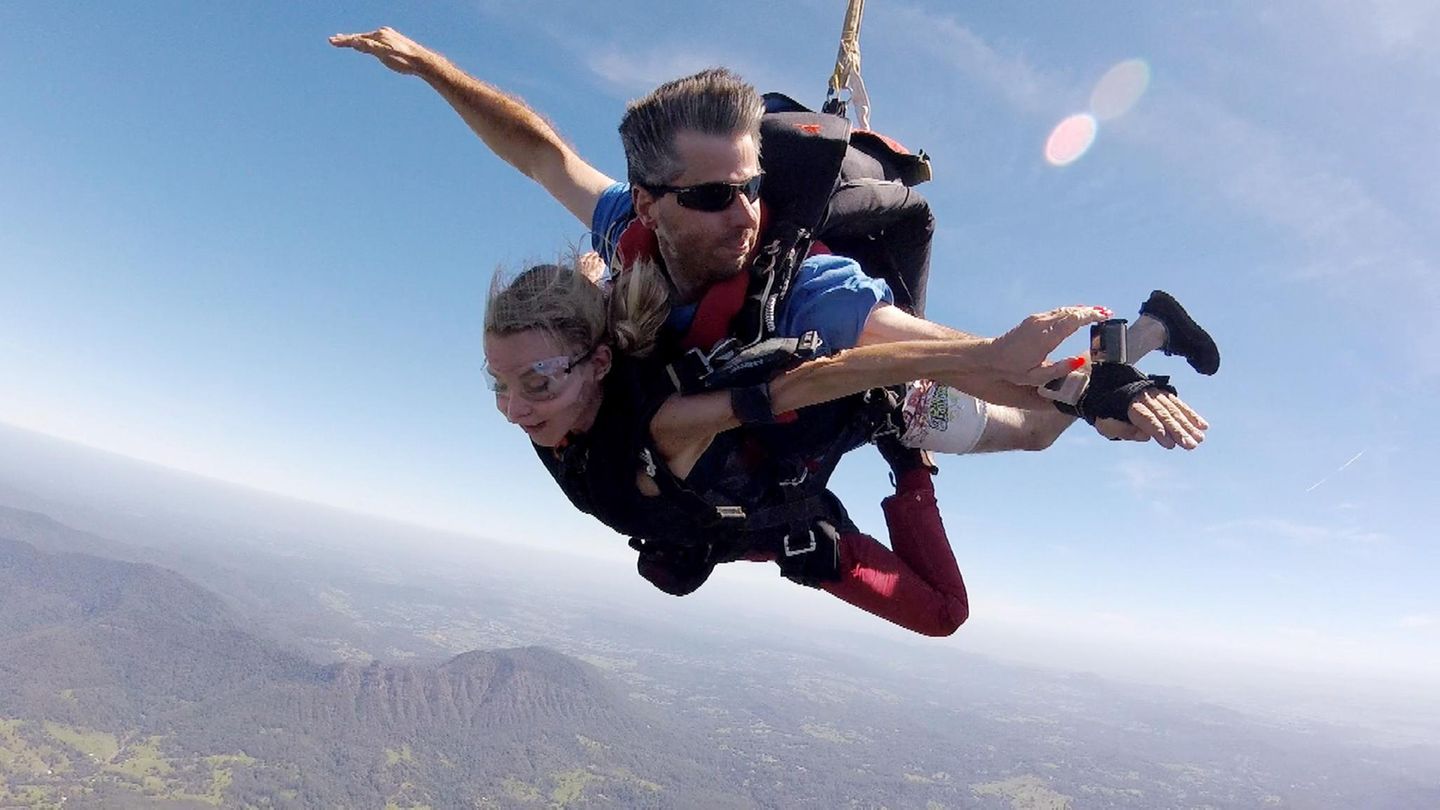 Dschungelcamp Tatjana Gsell fliegt mit dem Fallschirm ein