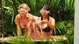 Giuliana und Kattia in einem Bottich mit Fleischabfällen