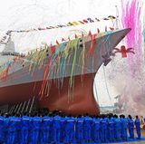 2017 ließ Peking das erste Schiff der 055-Klasse zu Wasser. Der Lenkwaffenzerstörer soll nicht mehr nur den Westen einholen, er soll die Spitze seiner Klasse sein.   Lesen Sie:   Typ 055 - Dieser chinesische Zerstörer will die Welt das Fürchten lehren