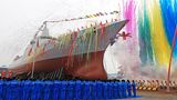 2017 ließ Peking das erste Schiff der 055-Klasse zu Wasser. Der Lenkwaffenzerstörer soll nicht mehr nur den Westen einholen, er soll die Spitze seiner Klasse sein.   Lesen Sie:   Typ 055 - Dieser chinesische Zerstörer will die Welt das Fürchten lehren