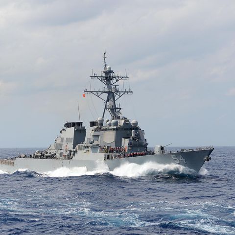 Die Zerstörter der Arleigh-Burke-Klasse sind das Arbeitspferd der US-Marine. Sie sind die "kleinsten" Schiffe der US-Navy , die mit weitreichenden Lenkwaffen ausgerüstet sind.   Die spektakulären Havarien im Jahr 2017 haben offenbar nichts mit technischen Mängel zu tun. Sie sind auf Fehler der Besatzung zurückzuführen.   Lesen Sie:     USS Fitzgerald und John S. McCain - Chaos und Inkompetenz an Bord - darum verunglückten die US-Zerstörer