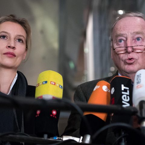 Alice Weidel und Alexander Gauland von der AfD sprechen im Berliner Reichstag in die Mikrofone mehrerer TV-Sender
