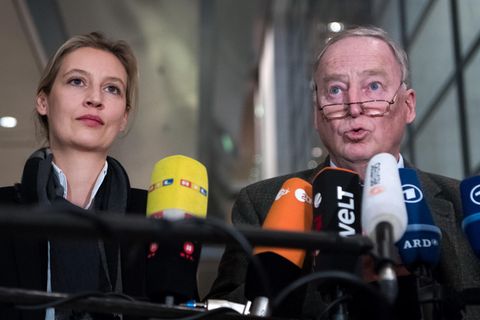 Alice Weidel und Alexander Gauland von der AfD sprechen im Berliner Reichstag in die Mikrofone mehrerer TV-Sender