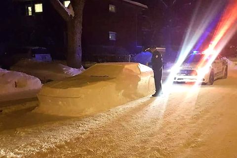 In Montreal: Kanadier baut Auto aus Schnee im Halteverbot - und die Polizei fällt drauf rein