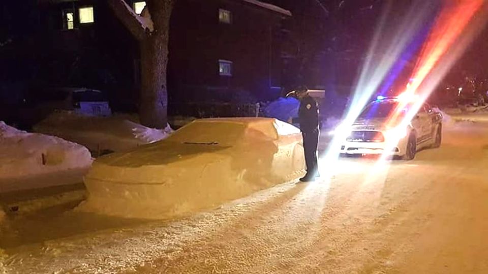 In Montreal: Kanadier baut Auto aus Schnee im Halteverbot - und die Polizei fällt drauf rein In Montreal: Kanadier baut Auto aus Schnee im Halteverbot - und die Polizei fällt drauf rein