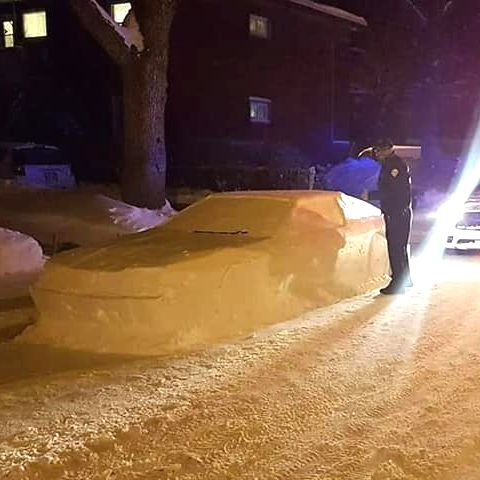 In Montreal: Kanadier baut Auto aus Schnee im Halteverbot - und die Polizei fällt drauf rein