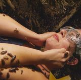 Jenny in der Falle: Während sich der Raum mit Kakerlaken und anderem Krabbeltier füllt, sucht Matthias im dunklen Untergrund nach Sternen. Jenny hält sich die Ohren zu, damit kein Mehlwurm darin landet.