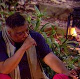 Am Lagerfeuer spricht Kattia über ihren verstorbenen Partner, Sydney Youngblood ist sichtlich ergriffen: "Mit 18 habe ich meinen Freund geheiratet und dann wollte er nach Deutschland gehen. Und er sagte, kommst du mit mir nach Deutschland oder ist unsere Beziehung dann zu Ende. Ich war so verliebt und sagte ok. Es war eine sehr, sehr schöne Beziehung", sagt Kattia. "Aber dann in Deutschland, haben wir gemerkt, dass wir verschiedene Vorstellungen vom Leben hatten - tja und dann war die Trennung." Ihr Mann sei ein Jahr später gestorben. "Aber ich will nicht darüber reden..."